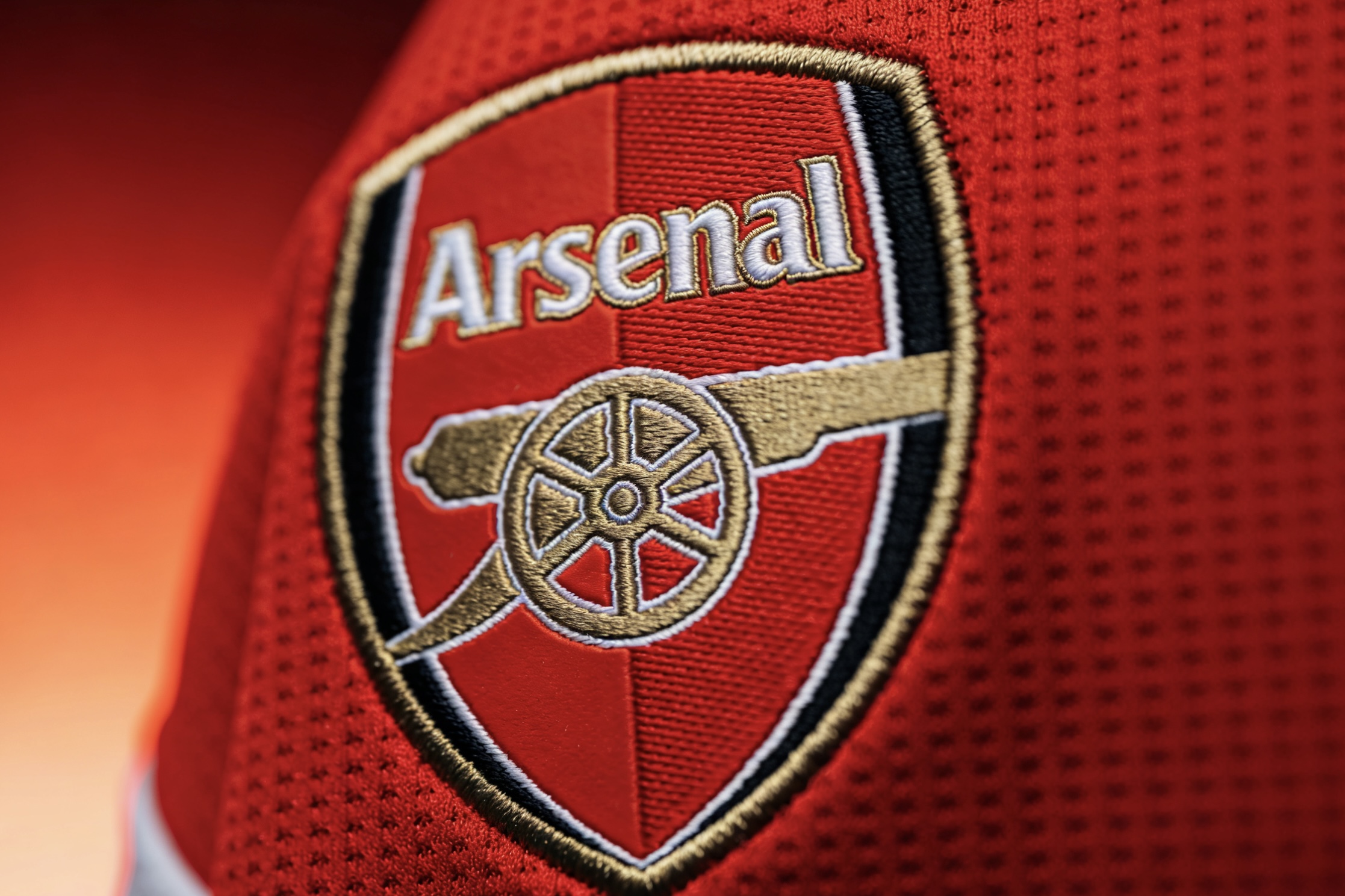 Close-up of the Arsenal Cannon crest on the 2025 jersey.